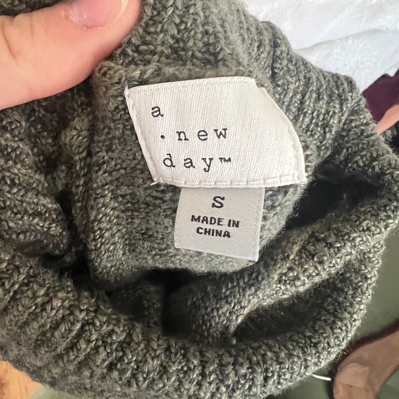 Multiple sweaters - Picture 4 of 4